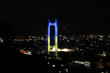 ウクライナ国旗の色にライトアップされる秩父公園橋1